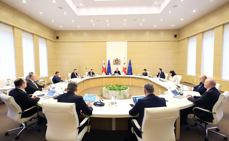 ის, რაც დახურულ კარს მიღმა მრგვალი მაგიდის გარშემო წყდება, საიდუმლო აღარ იქნება - რისი პირობა დადო მთავრობამ