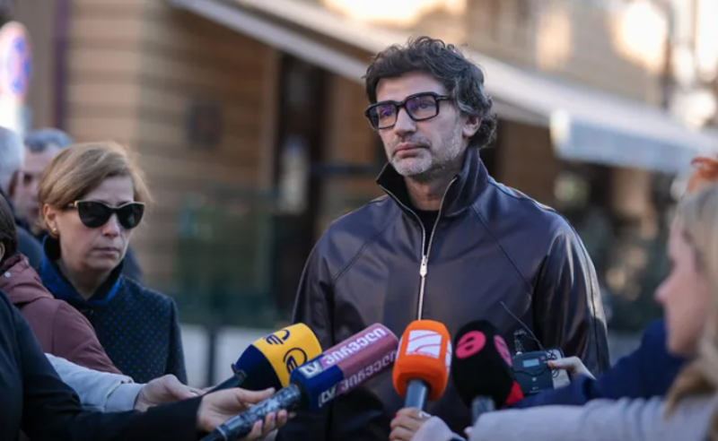 მოსახლეობის ნაწილი ნიჩბებით და ბოტებით შეარაღებულ კალაძეს წერეთელზე ელოდება