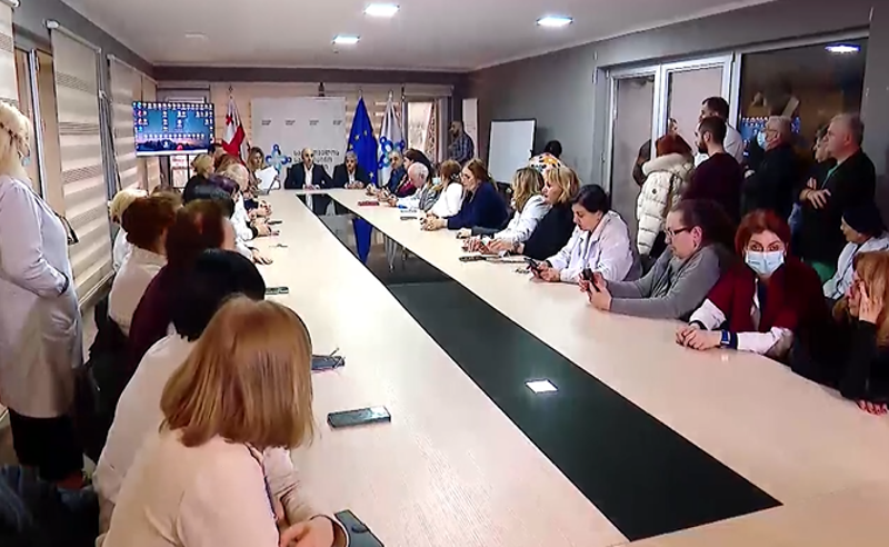 მთავრობა რესპუბლიკურ საავადმყოფოს ანგრევს - ექიმები ჯანდაცვის სამინისტროს წარმომადგენლებს შეხვდნენ
