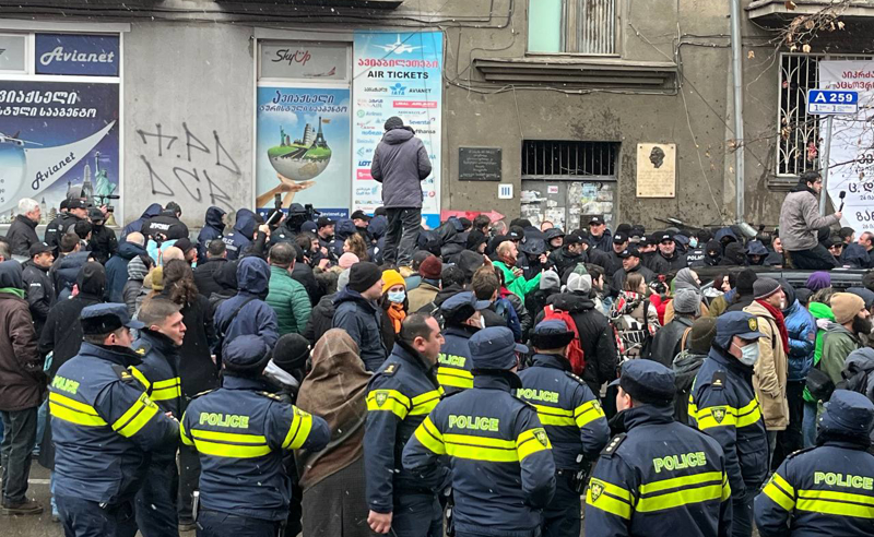 კეკელიძეზე აღსრულების ბიუროს თანამშრომლებსა და მოქალაქეებს შორის დაპირისპირებაა - პოლიციამ დაკავებები დაიწყო