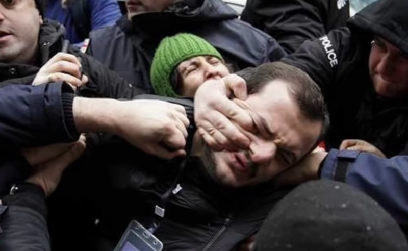 კისერში  ჩამაფრინდნენ,  ჩემი დახრჩობა სცადეს - მთივლიშვილი პოლიციელებს ძალადობაში ამხელს