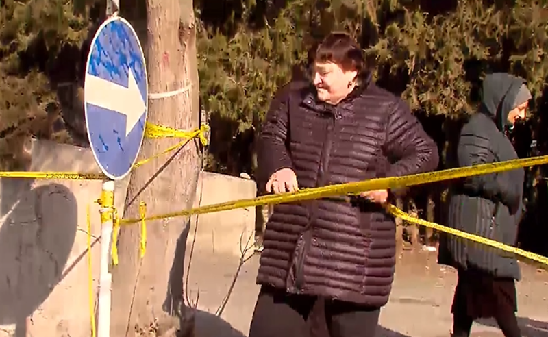 რესპუბლიკური საავადმყოფოს ექიმებმა ყვითელი ლენტები გაარღვიეს - მედიკოსები კლინიკის ცენტრალური შესასვლელის გახსნას ითხოვენ