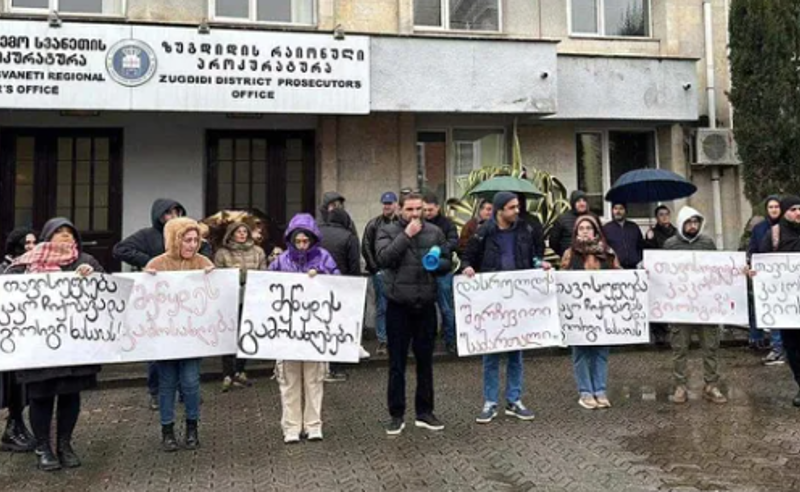 "თავისუფლება გიორგი ხასაიასა და კაკო ჩიქობავას" - ზუგდიდში დაკავებული ლექტორების მხარდასაჭერი აქცია გაიმართა
