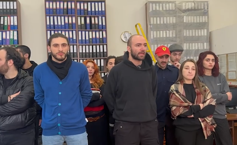 "შესაძლებელია პოლიციის ძალით გამოგვიყვანონ" - თსუ-ს კანცელარია ამ დრომდე ბლოკირებულია