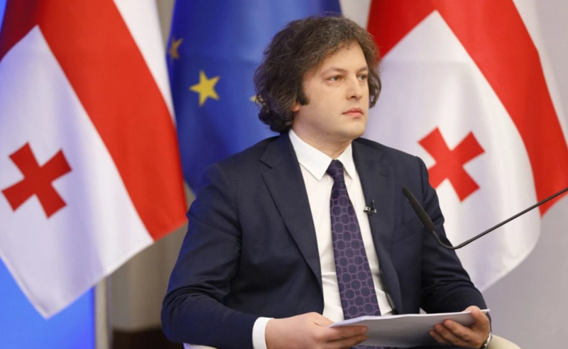 წამოუდგება თუ არა სამთავრობო ლოჟაში მჯდომი ახალი პრემიერი ფეხზე პრეზიდენტს