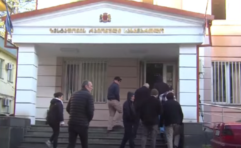 "ცილს მწამებენ" - სექსუალურ შევიწროებაში ბრალდებული სკოლის დირექტორი განაჩენის მოლოდინშია