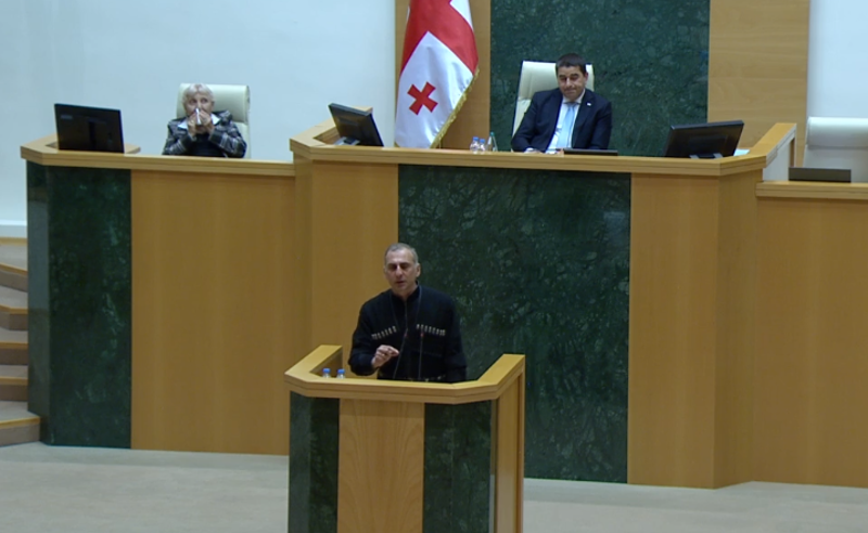 რამე წუნს ხომ არ დაუდებთ ამ ჩემს ჩოხას, ახალუხს? - ელისაშვილი პაპუაშვილს მიმართავს