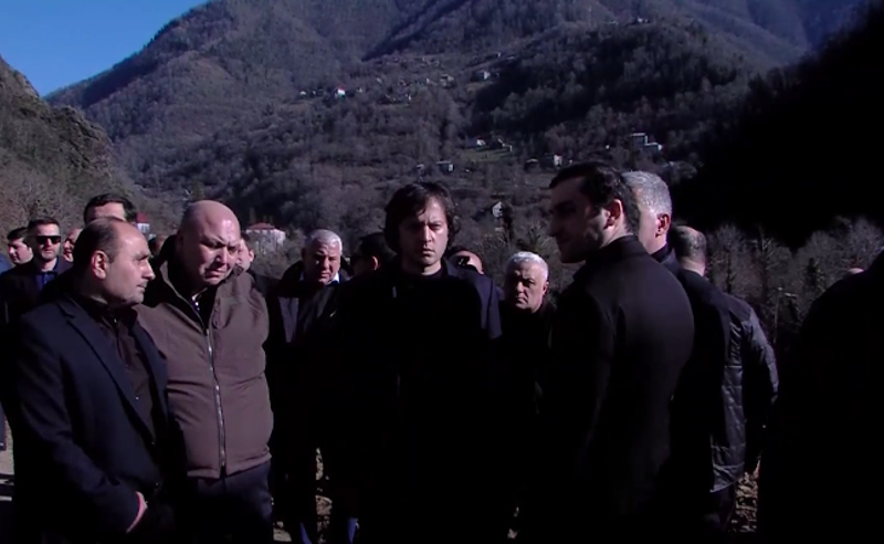 პრემიერი ქედაში - კობახიძემ გარდაცვლილი პოლიციელის ოჯახის წევრებს მიუსამძიმრა