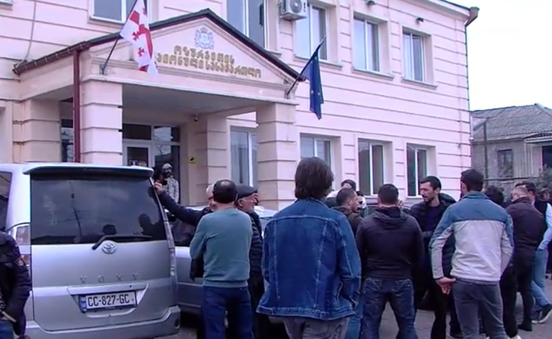ოზურგეთის სასამართლო პოლიციის ალყაშია - სექსუალურ დანაშაულში ბრალდებული კაცის ოჯახი ამტკიცებს, რომ საქმე შეკერილია