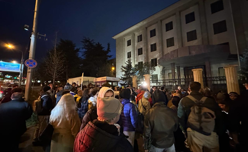 მდუმარე აქცია თბილისში რუსეთის ყოფილ საელჩოსთან