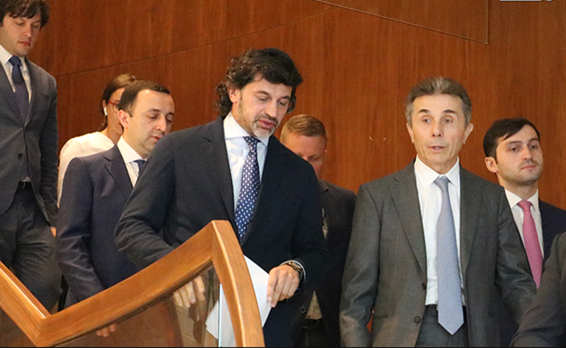 ცნობილია სამი პოლიტიკოსი, ვისაც ივანიშვილი პოლიტიკაში მესამედ დაბრუნებამდე მუდმივად ეკონტაქტებოდა