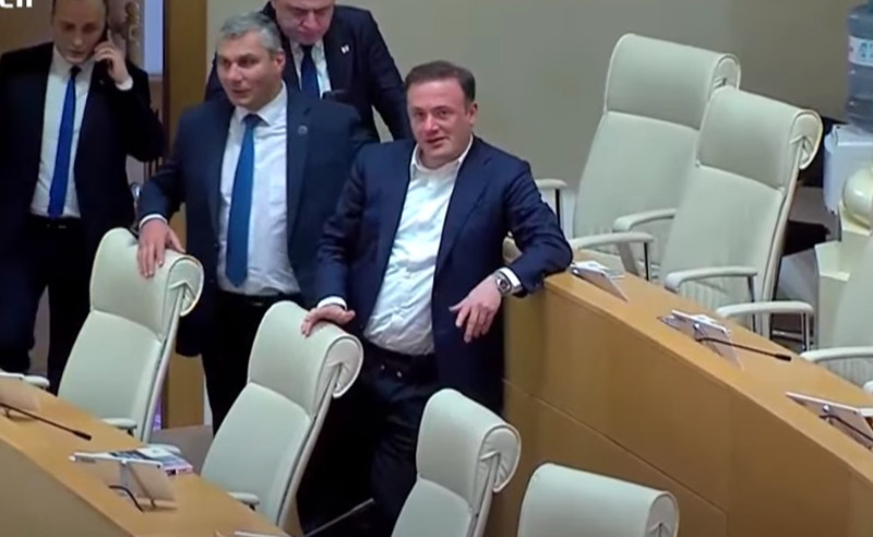 "შენ დაგცინით, ისეთ სისულელეებს ყვები" - საპენსიო სესხების განხილვას პარლამენტში ხმაური და დაპირისპირება მოჰყვა