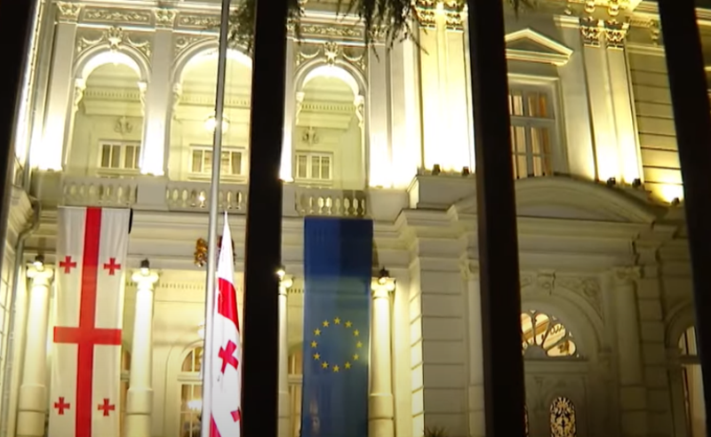 საბჭოთა ოკუპაციის დღე - პრეზიდენტის სასახლესა და ადმინისტრაციულ შენობებზე სახელმწიფო დროშები დაუშვეს