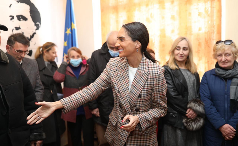 "ხალხის ნაკადი არ წყდება, მოდიან და ითხოვენ სააკაშვილის გათავისუფლებას" - სოფო ჯაფარიძე