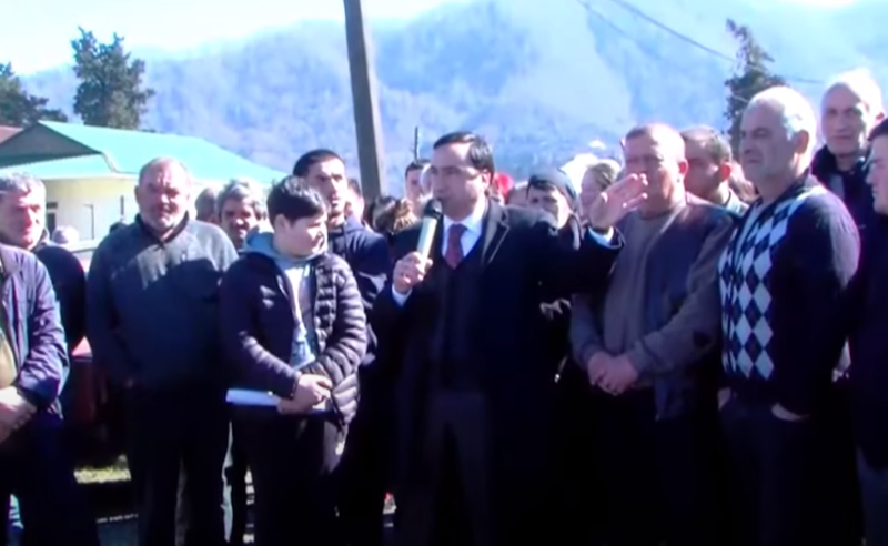 აქცია სოფელ ქაქუთში - ადგილობრივები იმ საწარმოს გაყიდვას აპროტესტებენ, სადაც დასაქმებულები იყვნენ
