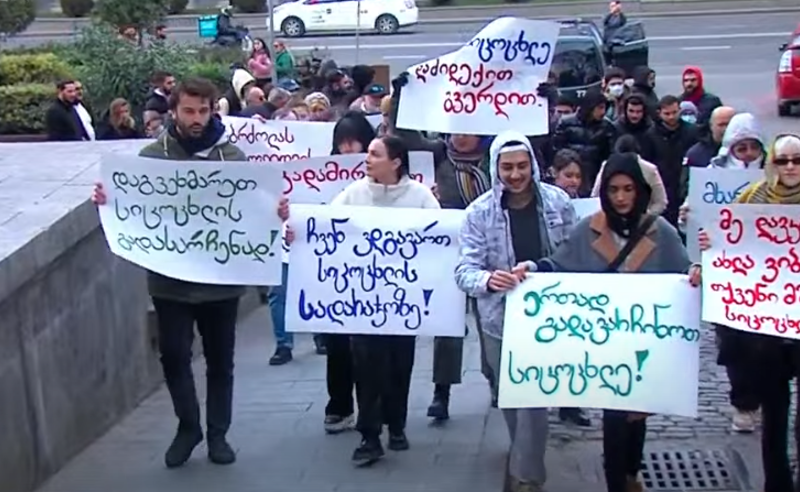 "მინდა, ვიცოცხლო" - ონკოპაციენტები პარლამენტთან აქციას მართავენ