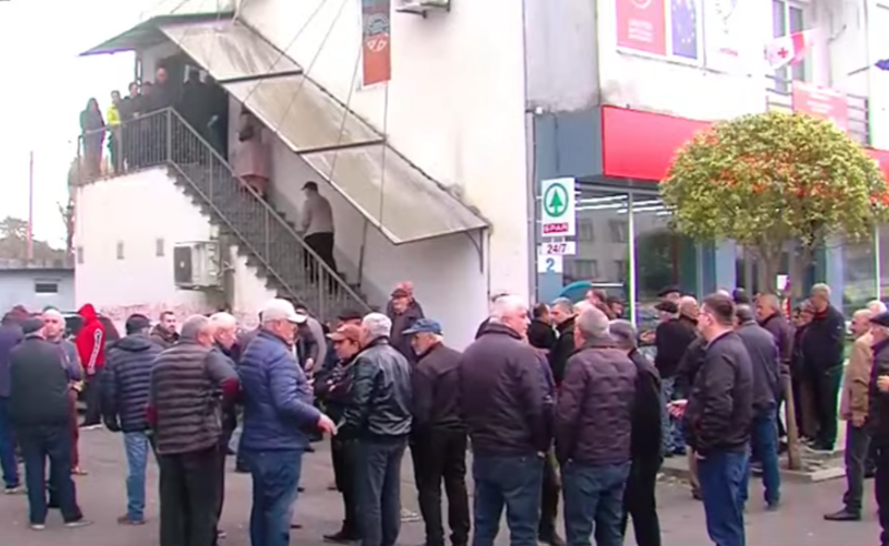 სააკაშვილის გათავისუფლების მოთხოვნით ხელმოწერები ენმ ხელმოწერებს სამეგრელოში აგროვებს