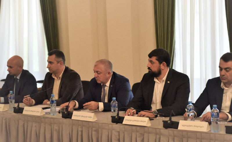 ანტიკორუფციული ბიურო გამოძიების ბერკეტის გარეშე - ოპოზიცია "ოცნებას" კორუფციასთან მოჩვენებით ბრძოლაში ადანაშაულებს