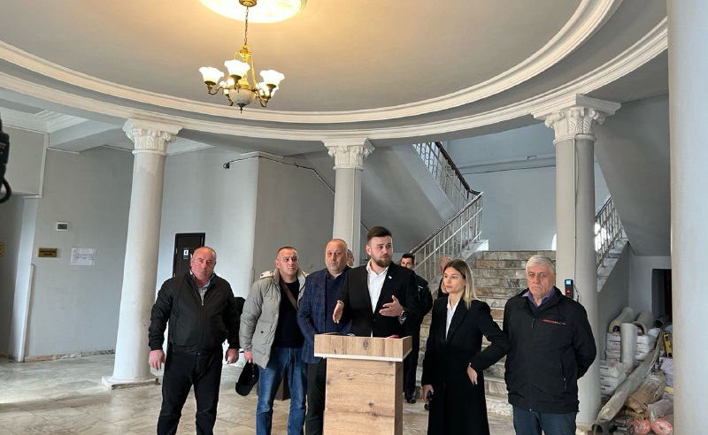 ბიუჯეტის ქურდები პასუხისგებაში უნდა მიეცნენ - ლევან კომახიძე ქობულეთის მერიაში არსებულ მასშტაბურ დარღვევებზე