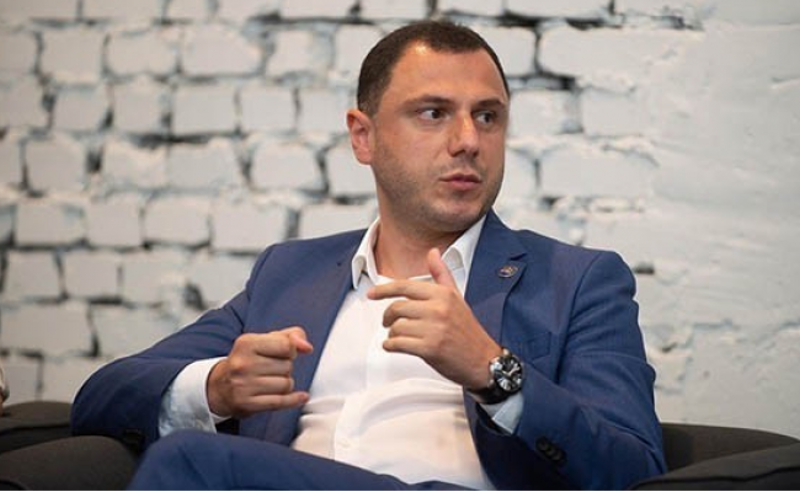 ფეშენებელური ვილა, საათები და ფერწერული ტილოები - ფუფუნების მოყვარული განათლების მინისტრი