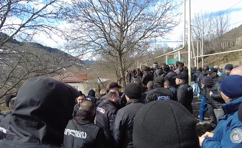 სახელდახელოდ მოწყობილი მეჩეთის გამო დაწყებული კონფლიქტი - რას ამბობენ მესამე სექტორში