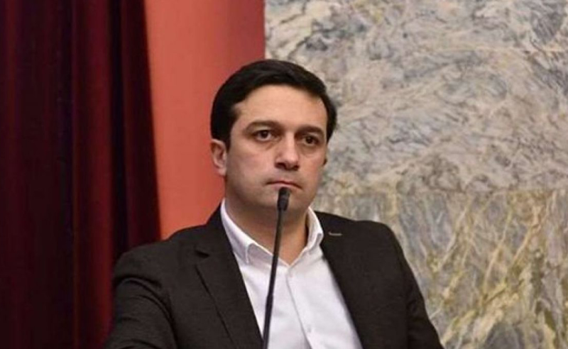 სახალხო დამცველს მოქმედი თანამშრომელი სასამართლოში უჩივის და დისკრიმინაციის დადგენას ითხოვს