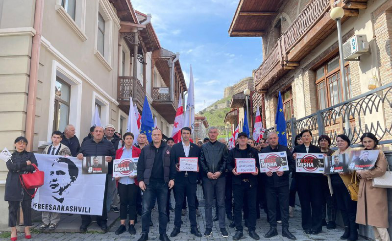 "ვუერთდებით დღევანდელ კოლონას" - სააკაშვილის მხარდამჭერ მსვლელობას გორშიც შეუერთდნენ