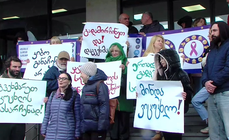 წამლების დეფიციტს საქართველოში 62 წლის ონკოპაციენტი ემსხვერპლა? - მოქალაქეები მინისტრის მოადგილის გადადგომას ითხოვენ