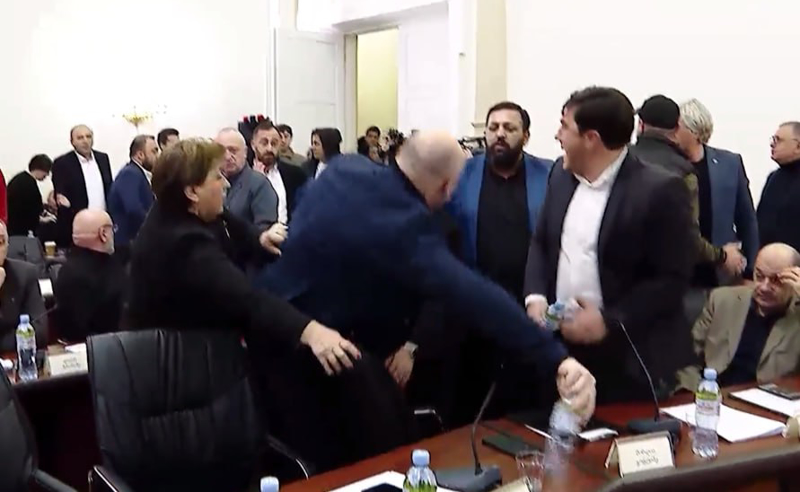 ხმაური ბათუმის საკრებულოში - დეპუტატებმა ერთმანეთს აგინეს და ბოთლები ესროლეს