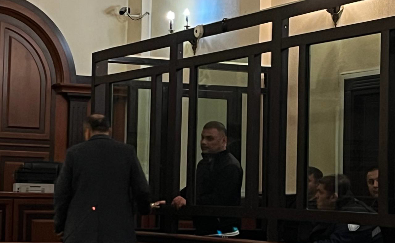 კაცი, რომელმაც მეზობელ ქალს დანით 20-მდე ჭრილობა მიაყენა, ციხეში გაუშვეს - რა მოხდა პროცესზე?
