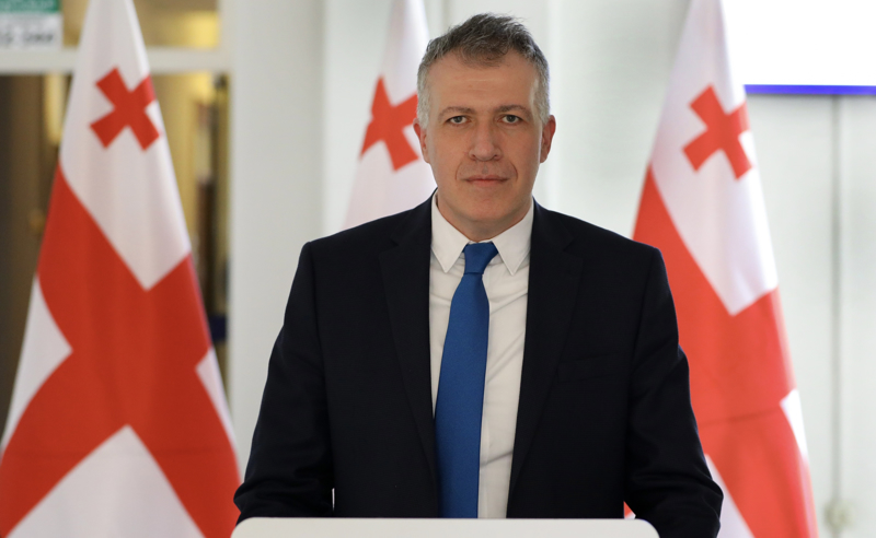"საზოგადოების პროტესტი სასამართლოში გამეფებული კლანის მიმართ" - სერგო ჩიხლაძე საპროტესტო სტენსილებზე