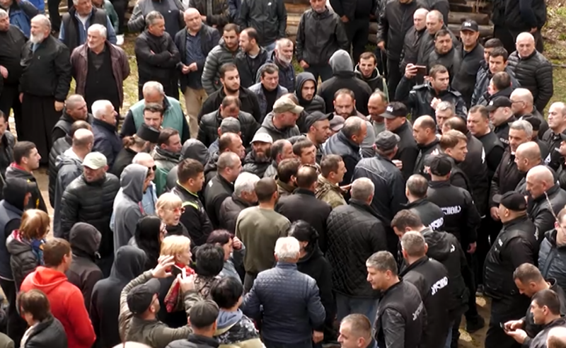 გადაკეტილი გზები, ჩხუბი და დაპირისპირება, მობილიზებული სპეცრაზმი - რა ხდება ადიგენში