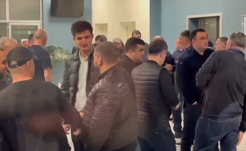 ბათუმის რეფერალურ საავადმყოფოში პოლიციაა მობილიზებული 