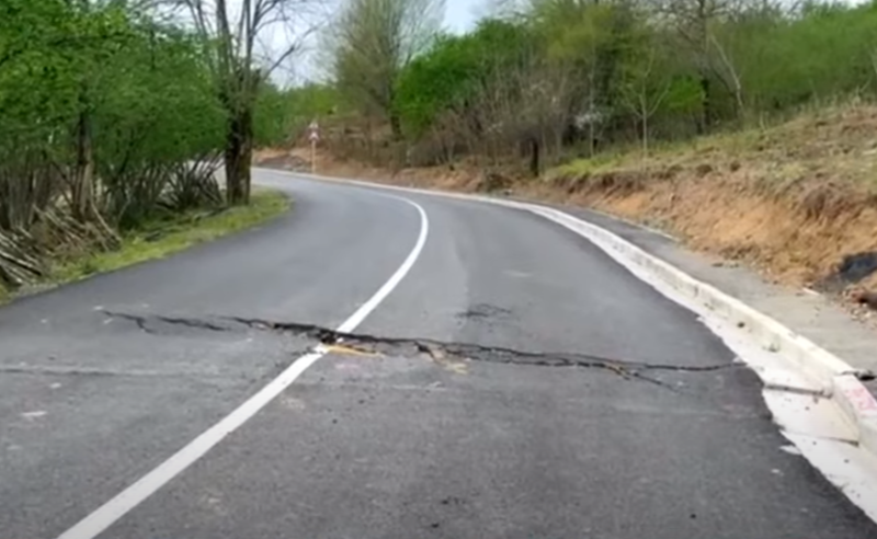 ჩოხატაური-ზომლეთის მაგისტრალი, რომლის მშენებლობაც 11 მლნ-ზე მეტი დაჯდა, იშლება