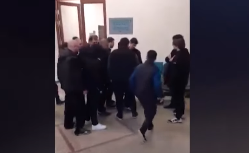 "არა რუსულ კანონს!" - თსუ-ში ლექციის ჩასატარებლად მისულ კობახიძეს სტუდენტები აქციით დახვდნენ