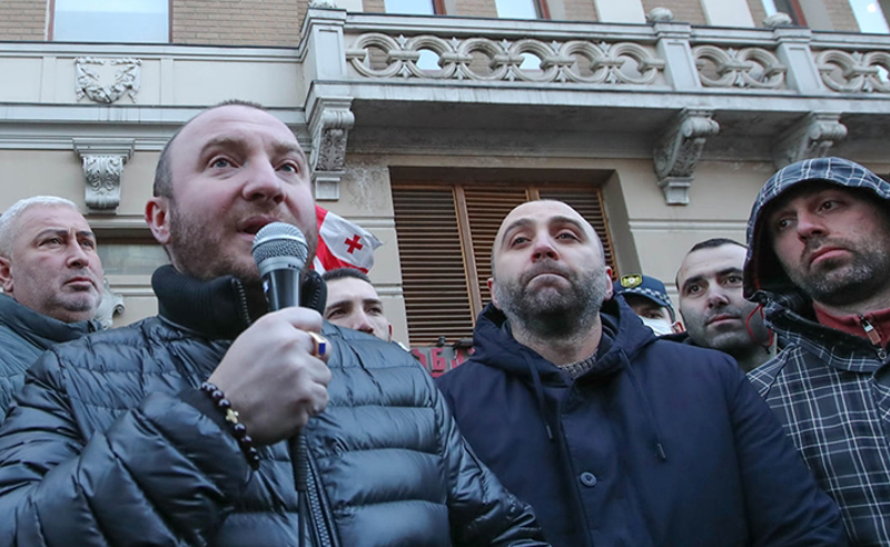 რატომ აღუდგინა "ალტ ინფოს" "ქართუ ბანკმა" ანგარიშები - რას ამბობენ ოპოზიციაში და როგორ იცავენ "ქართუს" საპარლამენტო უმრავლესობაში