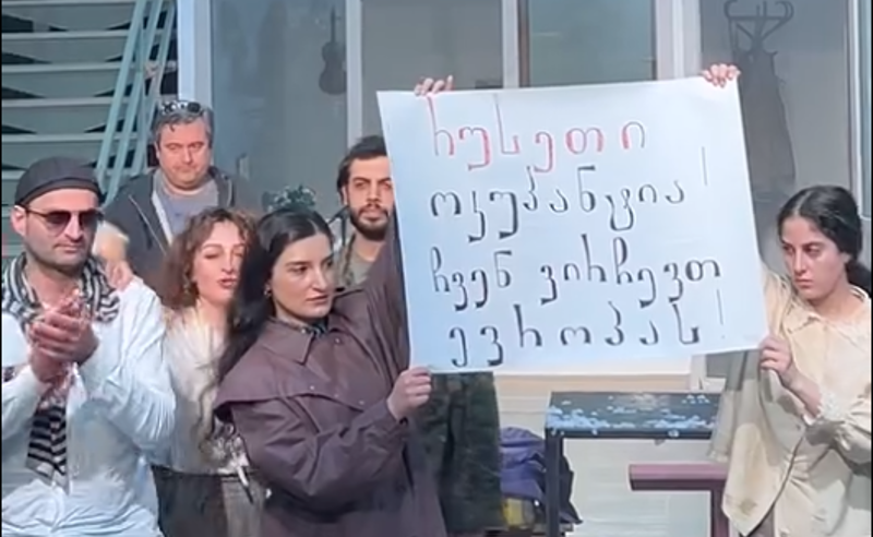 პროტესტი ოზურგეთის თეატრის სცენიდან - "აუწია თუ არა ყური" ვასილ ჩიგოგიძემ მსახიობებს?