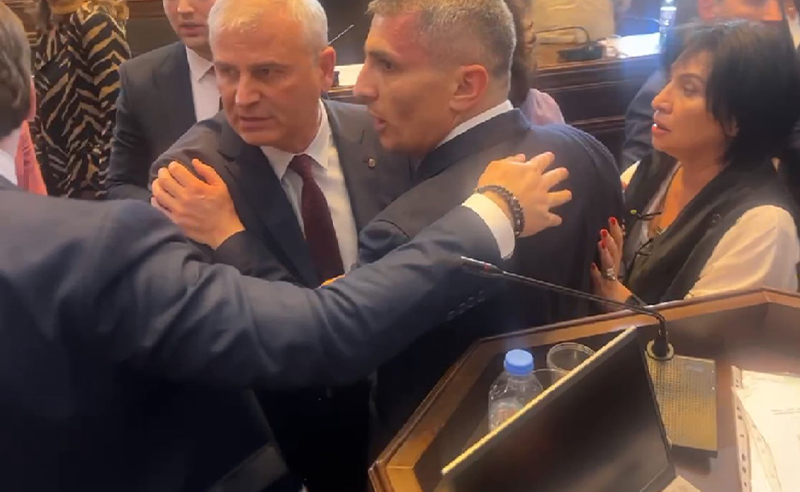 თანაგუნდელები მდინარაძეს ამხნევებენ (ვიდეო)