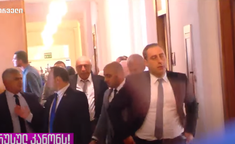 ჩხუბი პარლამენტში - დარბაზი ლევან ხაბეიშვილს, გიორგი ვაშაძეს და პაატა მანჯგალაძეს დაატოვებინეს