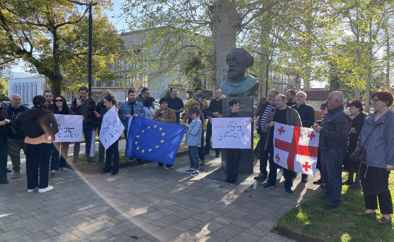 თბილისში მიმდინარე აქციას ოზურგეთშიც შეუერთდნენ 