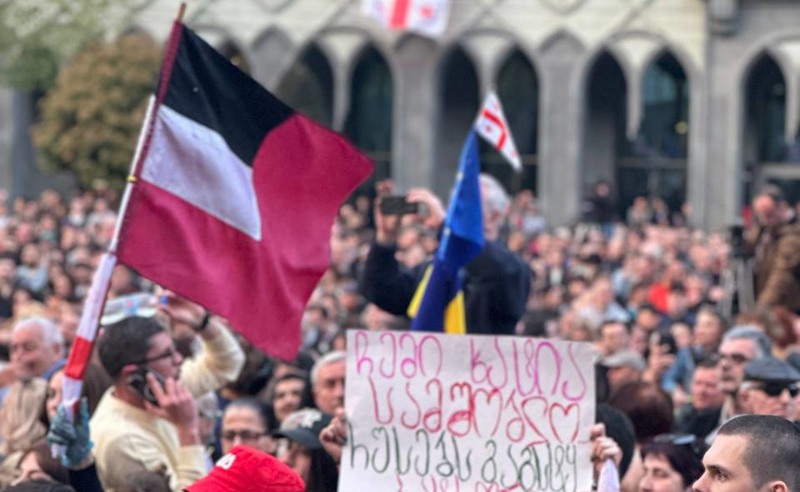 რუსთაველი გადაკეტილია - დედაქალაქის ცენტრი ხალხით გადაივსო