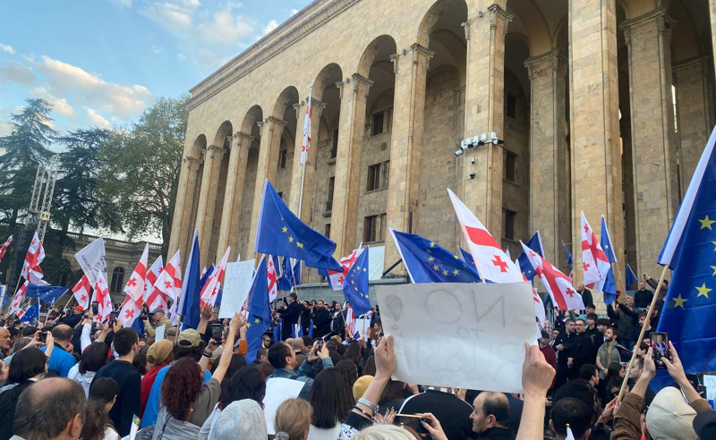 "გაიწვიეთ საშიში კანონი" - აუდიტორიების ნაცვლად საპროტესტო აქციაზე,  ახალგაზრდები გაჩერებას არ აპირებენ