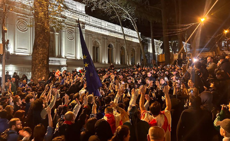"დავარტყათ წრე პარლამენტს და გავაგონოთ ხმა" - პარლამენტთან მსვლელობა დაიწყო
