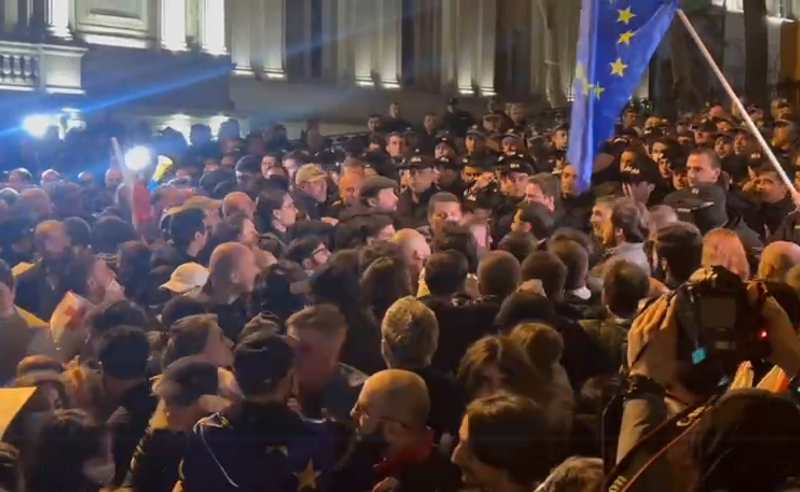 დაპირისპირება პარლამენტთან - მოქალაქეებს გადაადგილების საშუალებას სამართალდამცველები არ აძლევენ