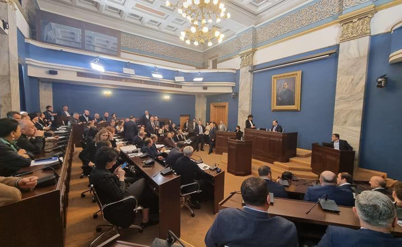 სპეცრამზით გარშემორტყმულმა "ოცნებამ" რუსულ კანონს კომიტეტზე მხარი დაუჭირა