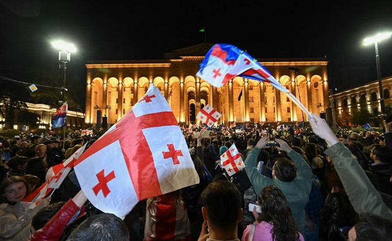 საქართველოს მოქალაქეები რუსული კანონის წინააღმდეგ - რა გამოხმაურება მოყვა პროდასავლურ აქციას საერთაშორისო მედიაში