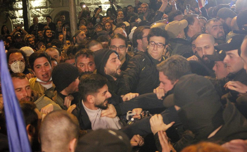 ცემა წიხლებით, ხელკეტებით და არაადამიანური მოპყრობა - გომელაურის უწყება სკანდალში ეხვევა