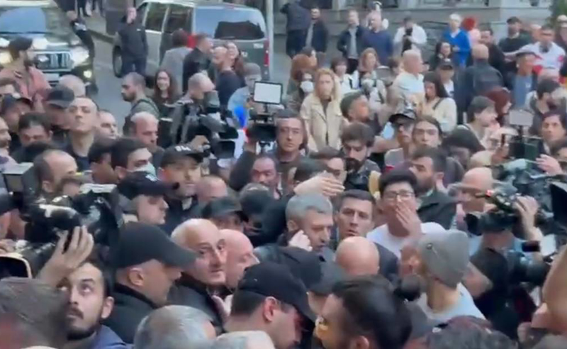 პარლამენტთან ვითარება დაძაბულია - ადგილი აქვს ფიზიკურ დაპირისპირებას