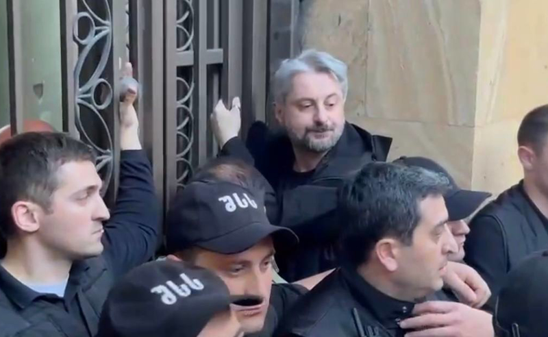პარლამენტთან ვითარება დაიძაბა - პოლიცია აქციის მონაწილეების განეიტრალებას ცდილობს