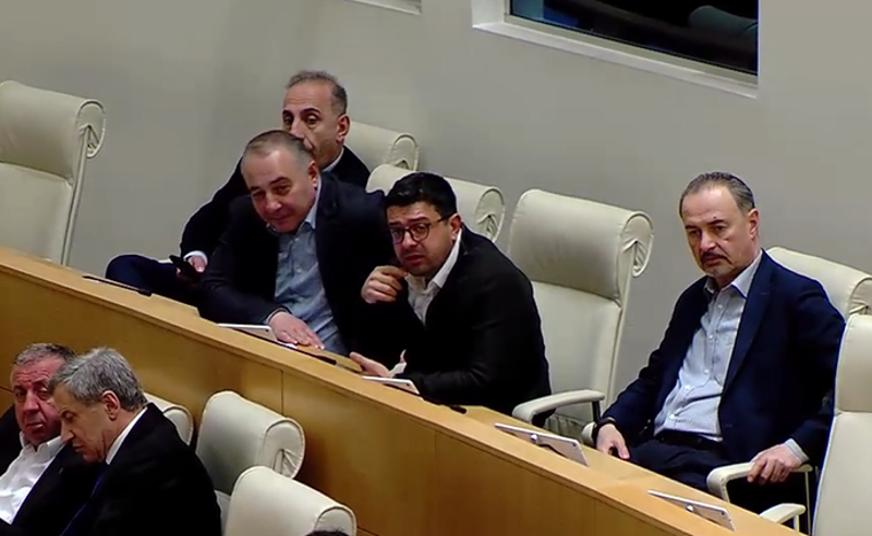 გინება და დაპირისპირება პარლამენტში